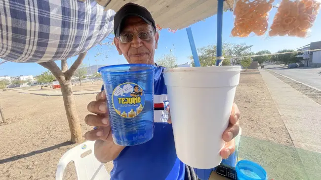 Con su característica simpatía, Chicharito vende su tejuino en Alturas del Sur, en Culiacán. Foto: Lino Ceballos.