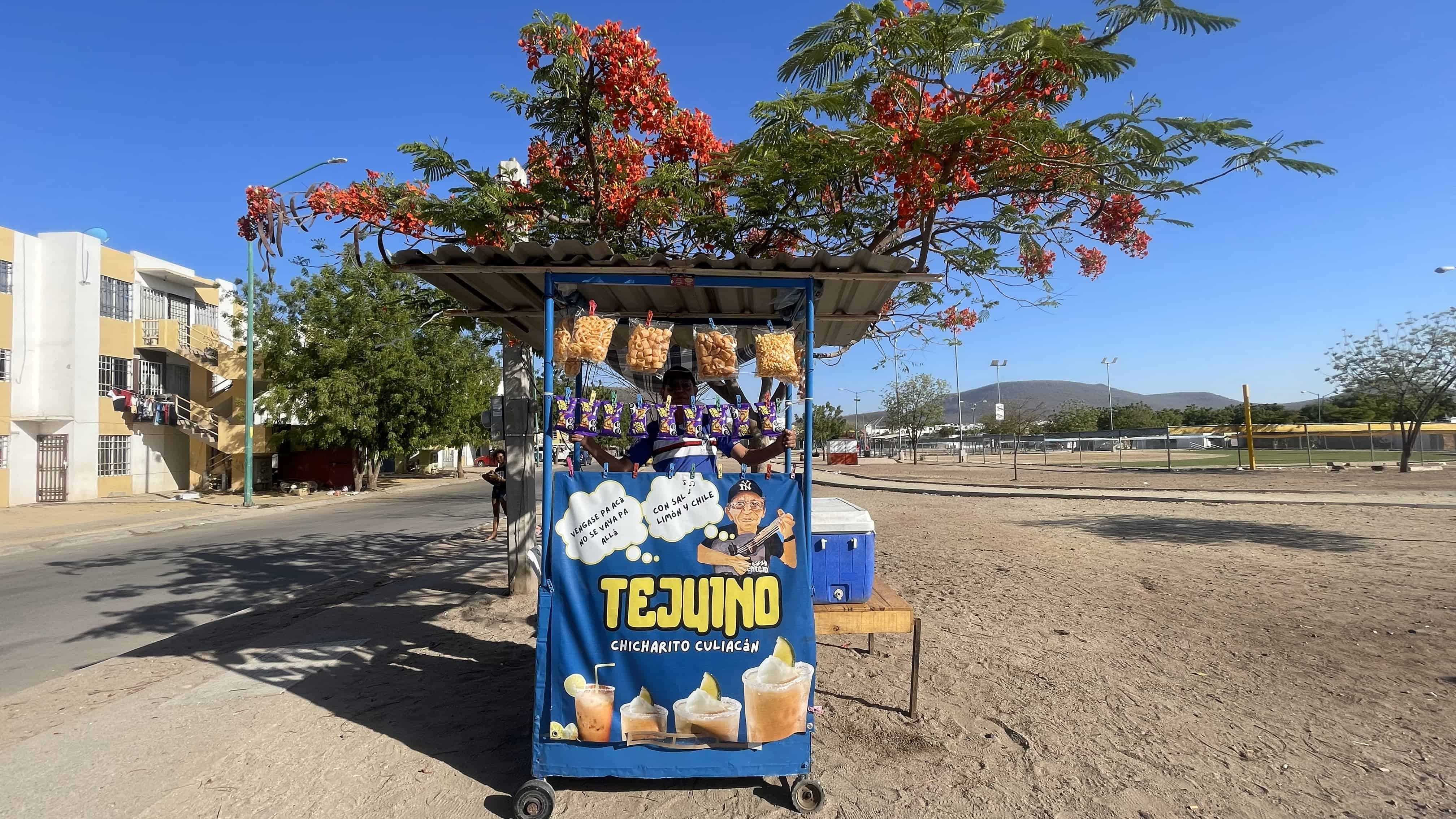 Con su carretita de tejuino, Chicharito le quita la sed a los días calurosos. 