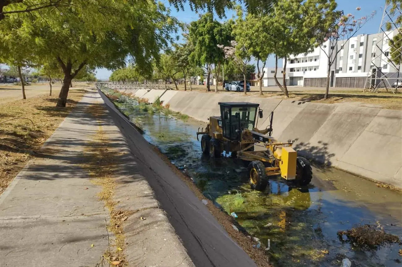 La limpieza del canal es una medida preventiva importante para evitar inundaciones y asegurar que las aguas pluviales fluyan correctamente. Foto: Juan Madrigal