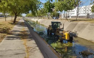 Ante la temporada de lluvias limpian canal que cruza sobre el bulevar Agricultores en Culiacán