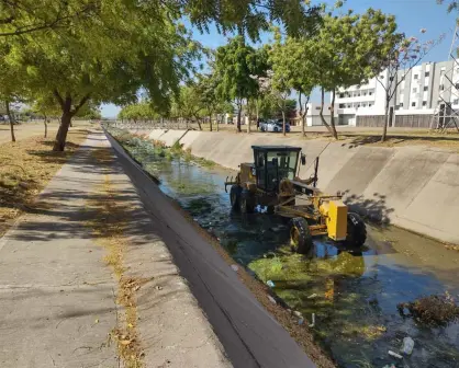 Ante la temporada de lluvias limpian canal que cruza sobre el bulevar Agricultores en Culiacán