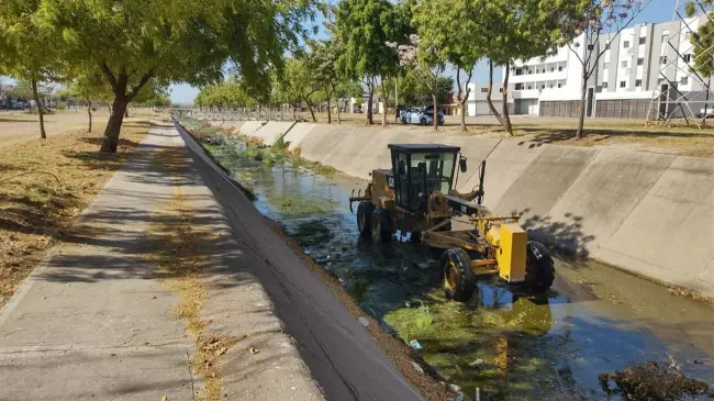 La limpieza del canal es una medida preventiva importante para evitar inundaciones y asegurar que las aguas pluviales fluyan correctamente. Foto: Juan Madrigal