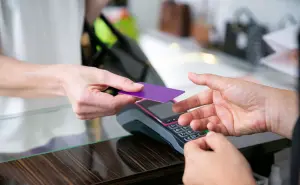 ¿Qué pagos con tarjeta de débito y crédito puedes hacer sin NIP?