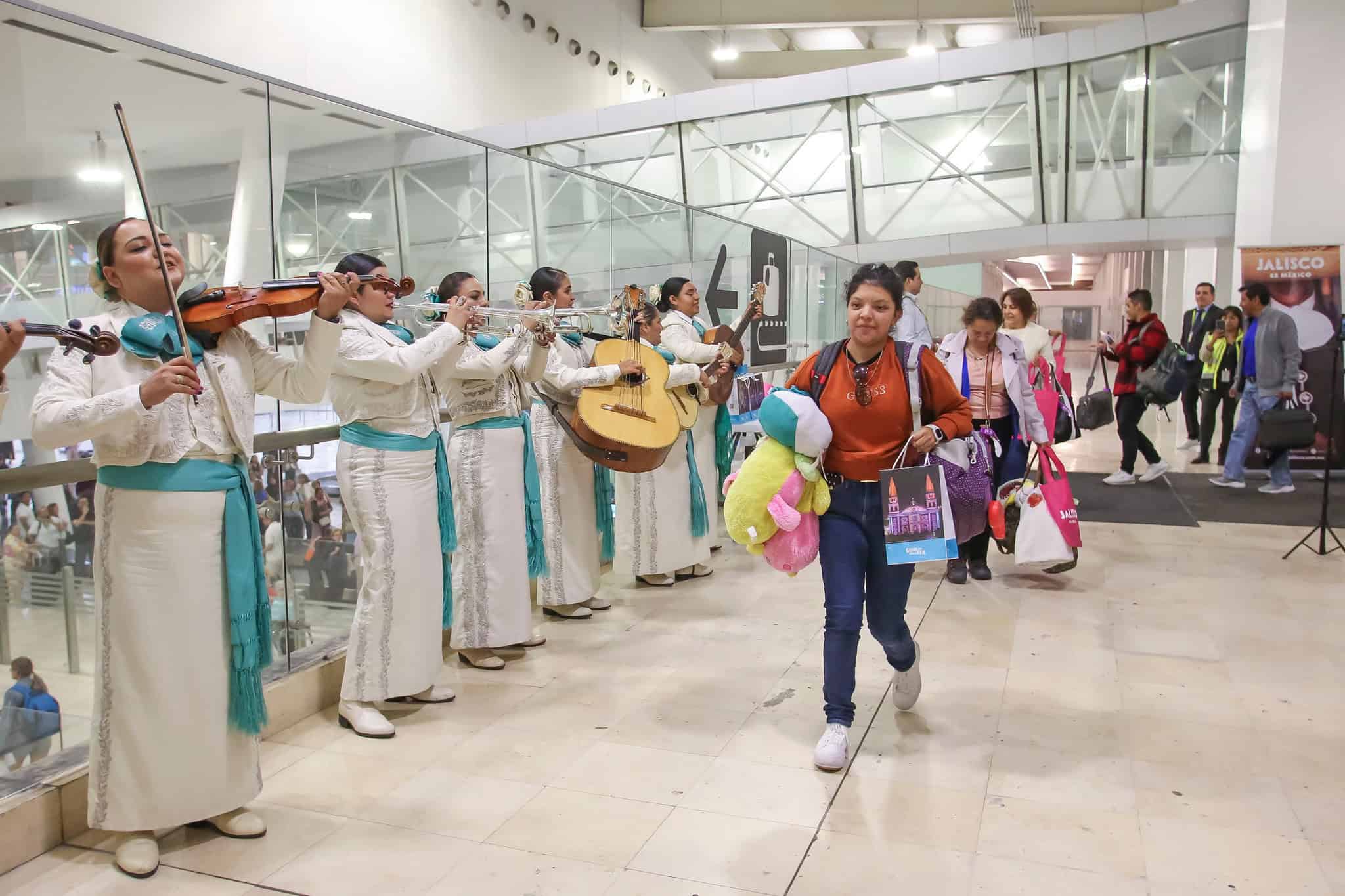 Arriban los primeros pasajeros de Vancouver a Guadalajara