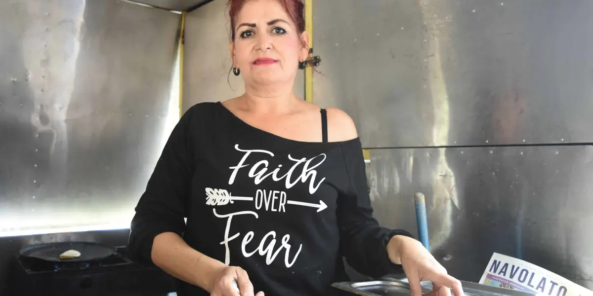 En Navolato, Brenda es conocida como la mujer que prepara los tacos con sabor del mar. Foto: Lino Ceballos.