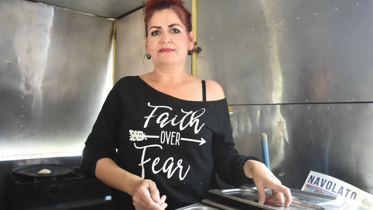 En Navolato, Brenda es conocida como la mujer que prepara los tacos con sabor del mar. Foto: Lino Ceballos.