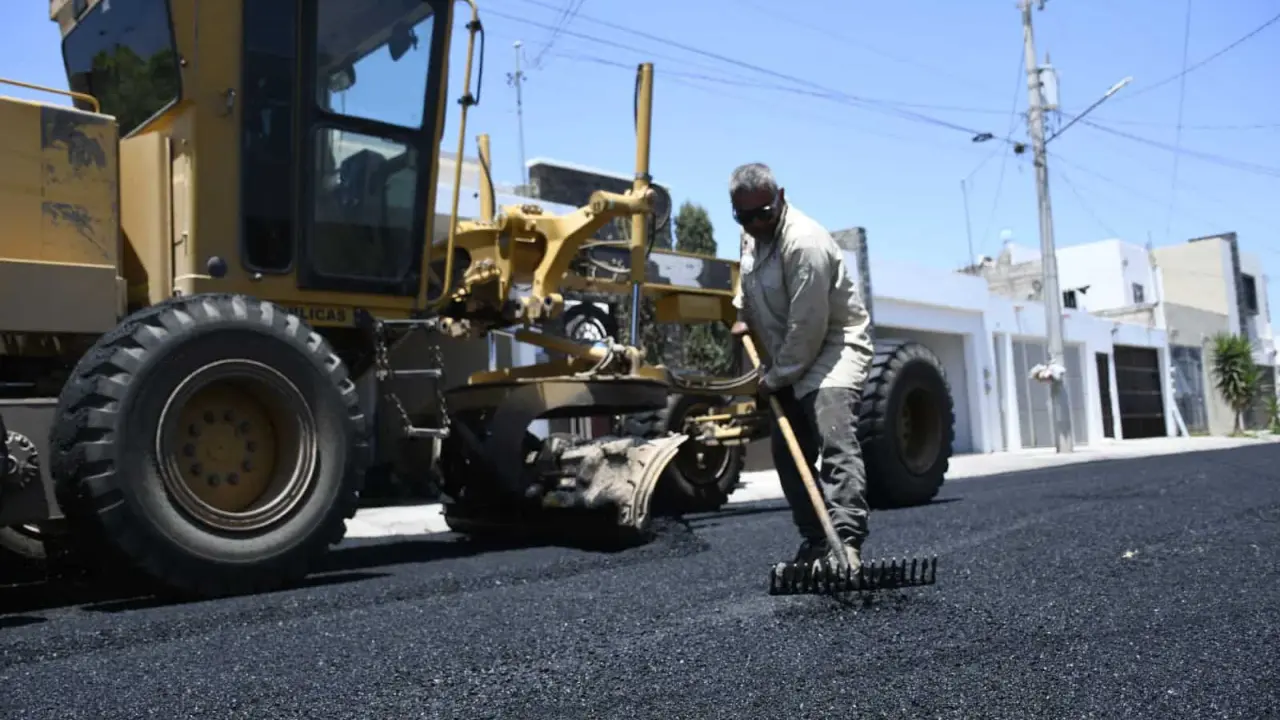 Vecinos de Valle Alto y Santa Anita en Culiacán beneficiados con programa de calles de reencarpetado.