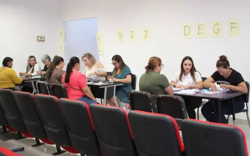 Los estudiantes acompañados de un adulto ya pueden pasar a recoger su beca.