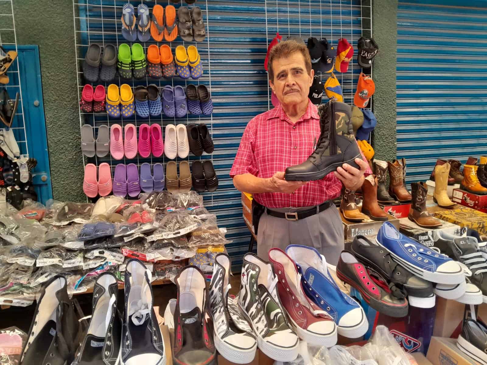 En el mercadito de Villa Juárez está el calzado y los clientes