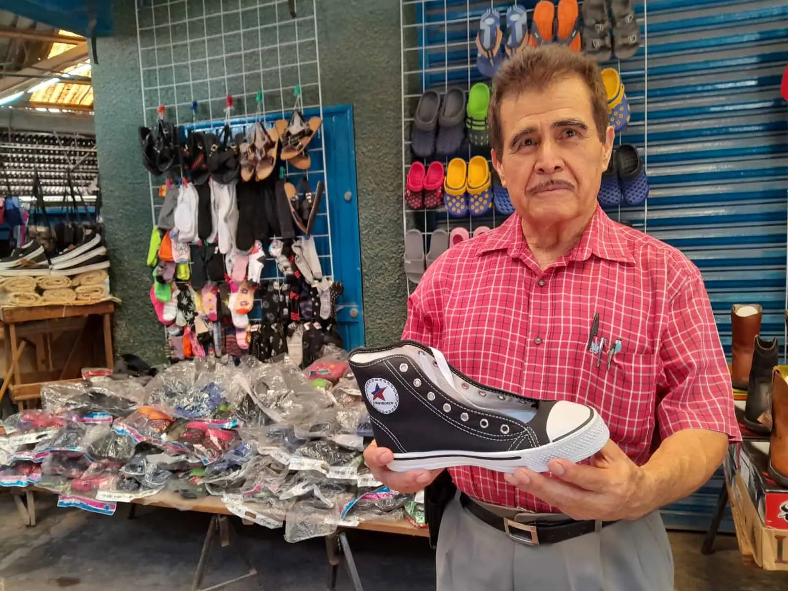 Los tenis económicos son los preferidos de regadores de parcelas en Sinaloa