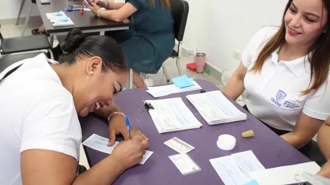 Arranca la entrega de becas para estudiantes de Ciudad Juárez de secundaria. Foto. Cortesía
