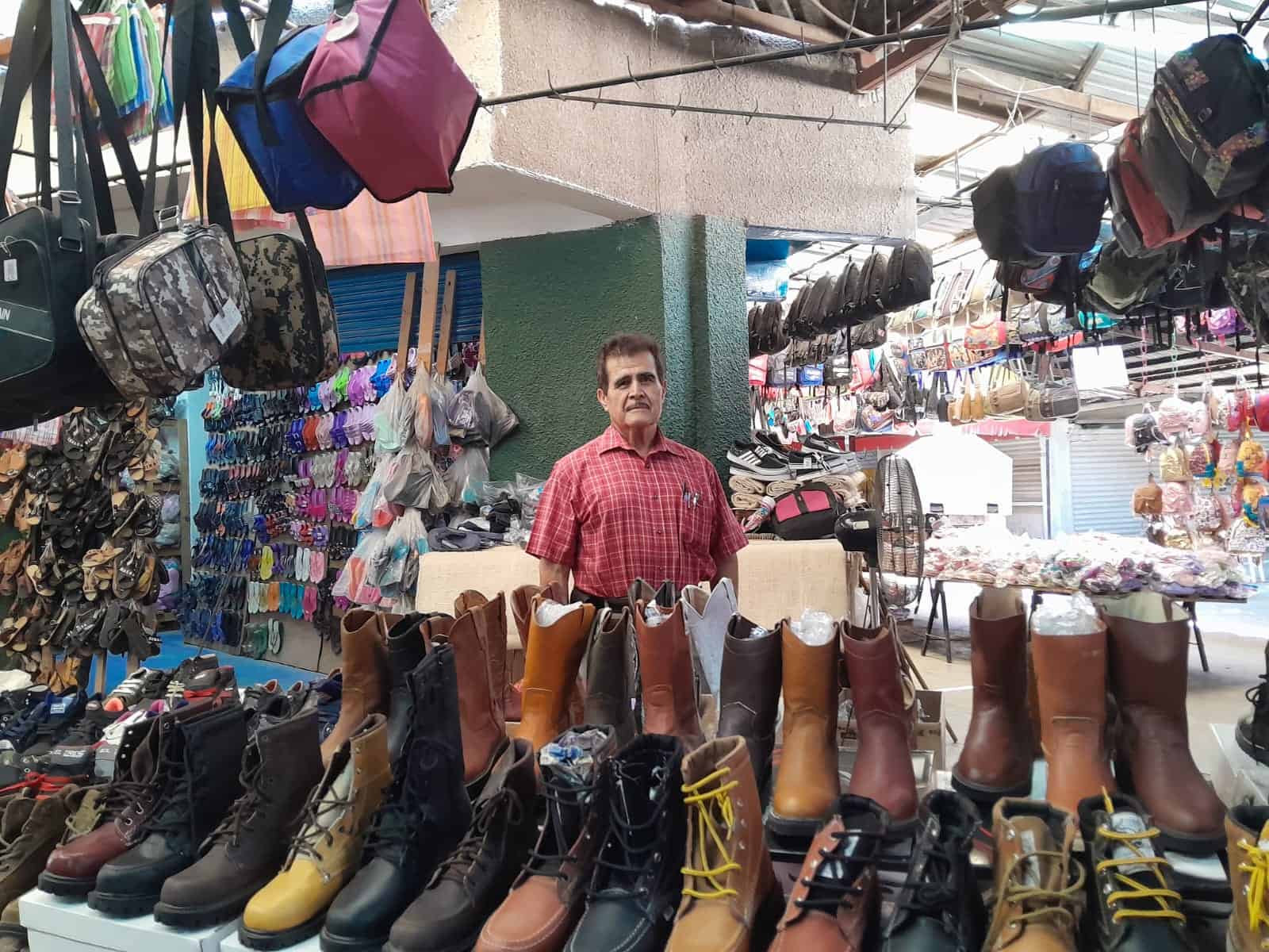 Raymundo Saucedo se especializó en venta de calzado a migrantes rurales