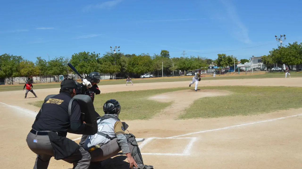 El campo recreativo situado en la colonia Antonio Toledo Corro ha sido el escenario de emocionantes encuentros de softbol, beisbol y futbol, convirtiéndose en especial los fines de semana en un punto de reunión para niños, jóvenes y adultos. Foto: Juan Madrigal