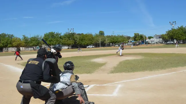 El campo recreativo situado en la colonia Antonio Toledo Corro ha sido el escenario de emocionantes encuentros de softbol, beisbol y futbol, convirtiéndose en especial los fines de semana en un punto de reunión para niños, jóvenes y adultos. Foto: Juan Madrigal