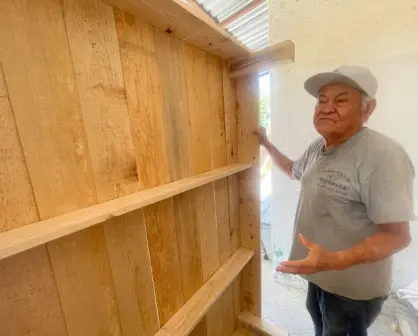 Los rayos del sol de Culiacán no detienen a Rodolfo, de 73 años; así es su chamba en la elaboración de bases para camas