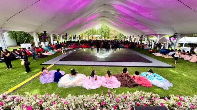 Festejan sus XV años 124 adolescentes en Los Pinos.