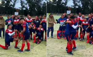 ¡En plena cancha de hockey!; jugador le propone matrimonio a su compañero de equipo