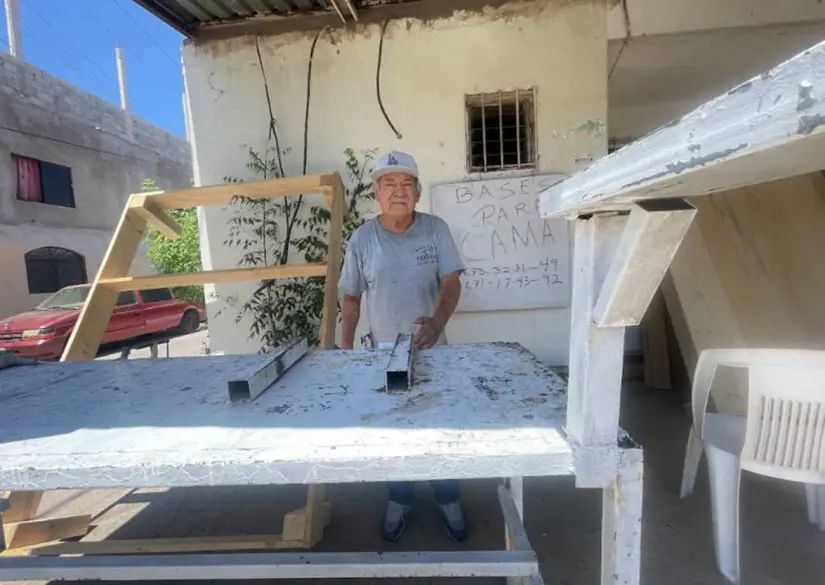 Rodolfo fabrica bases para camas en Culiacán