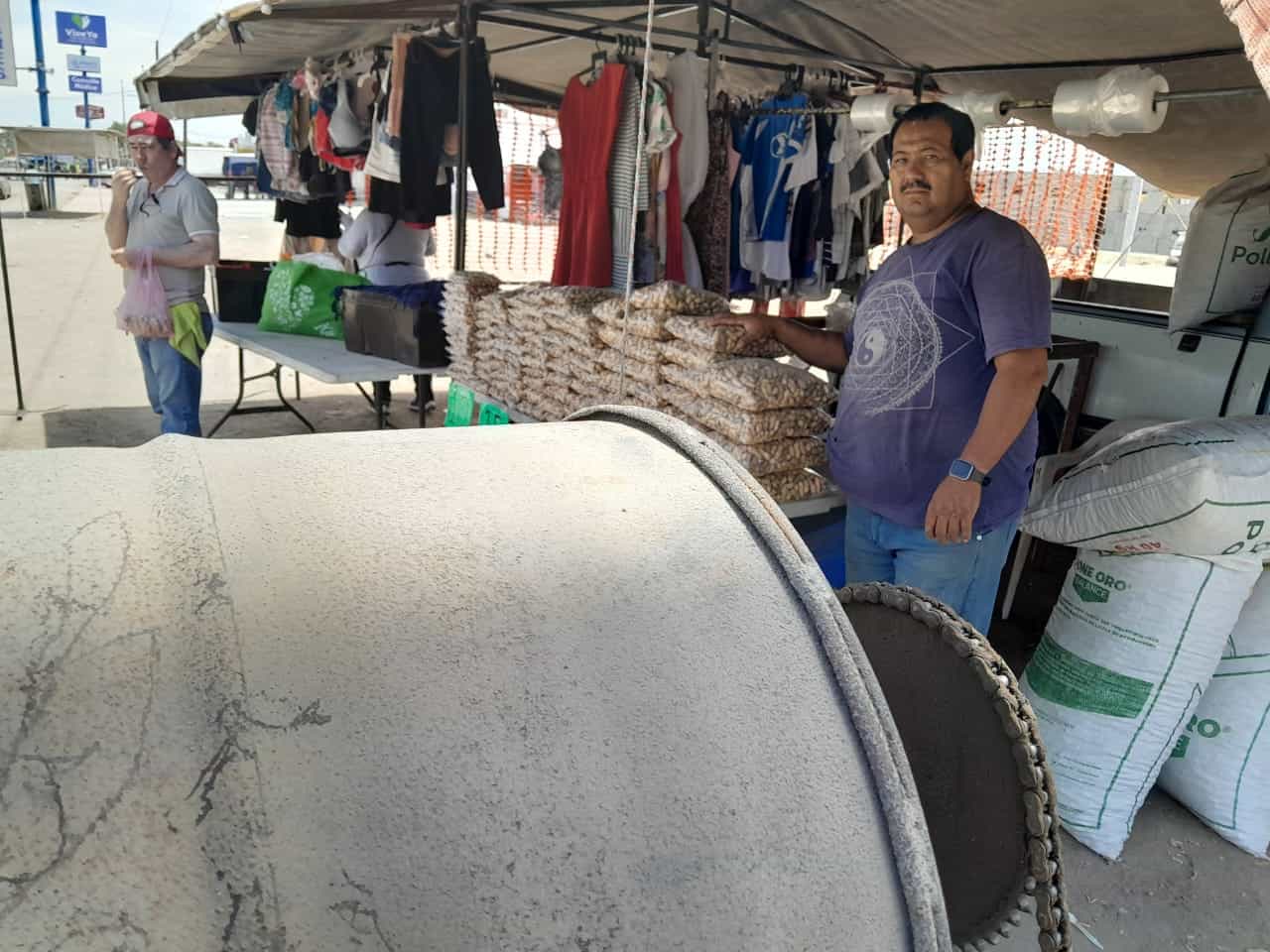 Con un barril metálico José Raymundo hizo su horno tostador de cacahuates