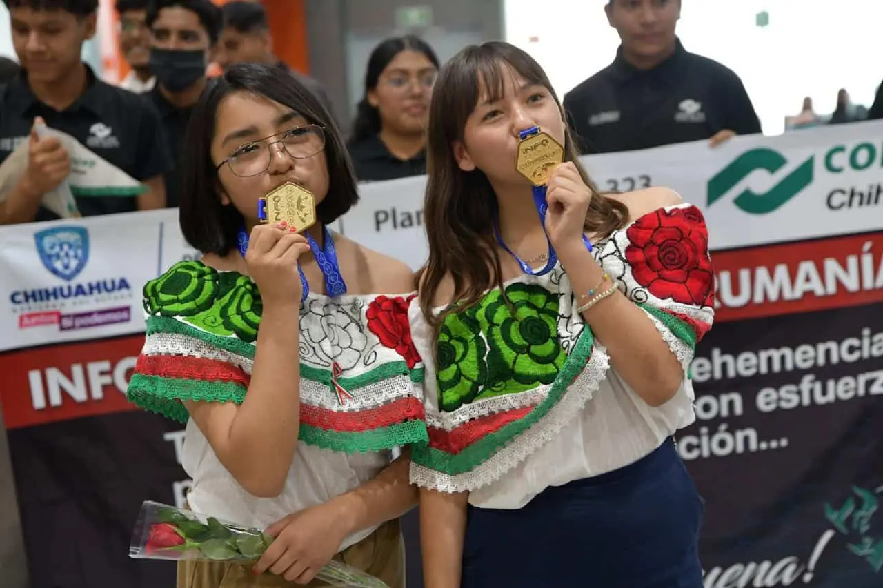Las estudiantes del Conalep regresaron a casa con gran emoción y orgullo. Foto: Cortesía