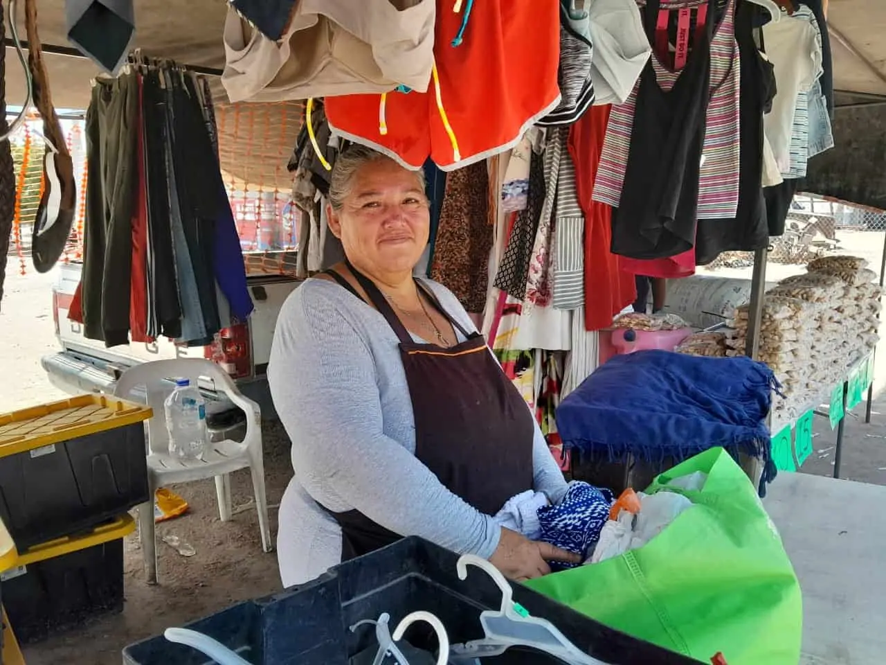 Maribel Camacho vende ropa y atiende clientes en los cacahuates