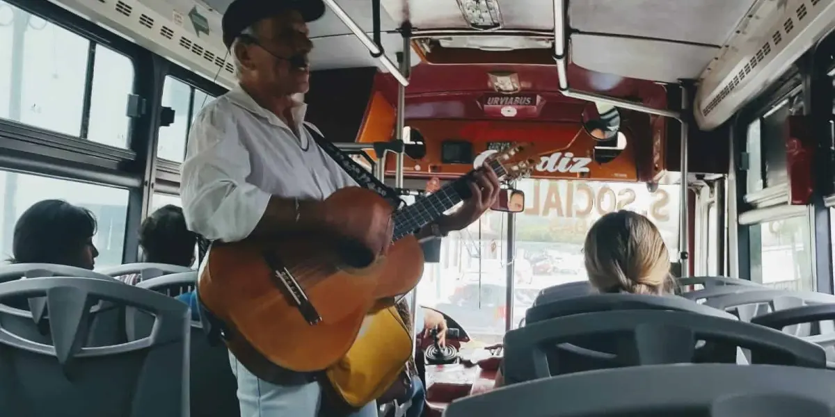 Cantar en los camiones urbanos es un arte para Rogelio Payán, que despierta nostalgia y placer auditivo. Con guitarra en mano, transforma simples trayectos en mágicas experiencias musicales. Foto: Juan Madrigal