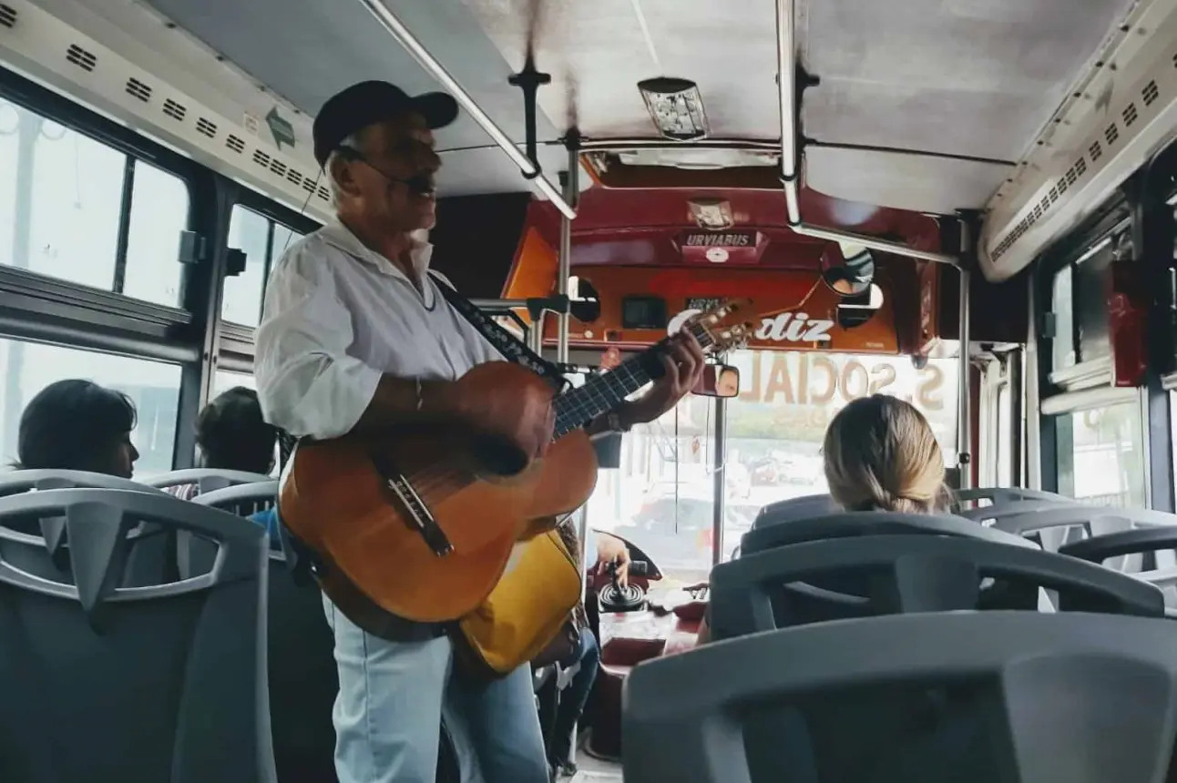 Cantar en los camiones urbanos es un arte para Rogelio Payán, que despierta nostalgia y placer auditivo. Con guitarra en mano, transforma simples trayectos en mágicas experiencias musicales. Foto: Juan Madrigal