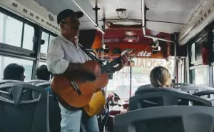 Cantar en los camiones, una pasión de vida para Roy Payán y su serenata diaria en Culiacán
