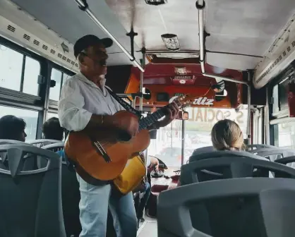Cantar en los camiones, una pasión de vida para Roy Payán y su serenata diaria en Culiacán