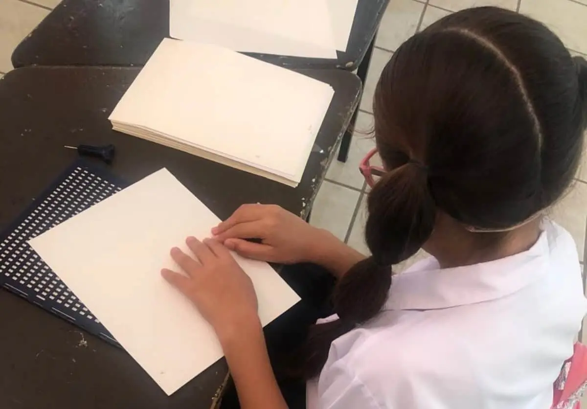 La alumna de sexto de primaria realizó su examen en Sistema Braille. Foto: Cortesía