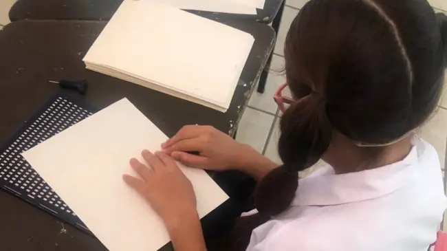 La alumna de sexto de primaria realizó su examen en Sistema Braille. Foto: Cortesía