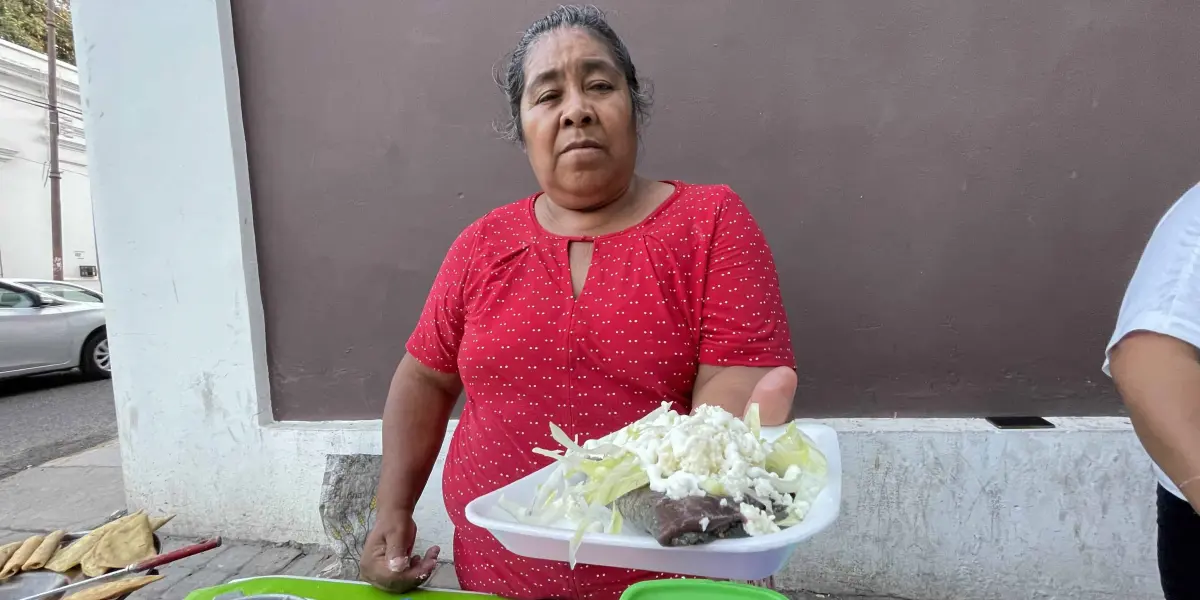 Estela Cuevas vende sus platillos oaxaqueños en el Paseo del Arte. Foto: Lino Ceballos.