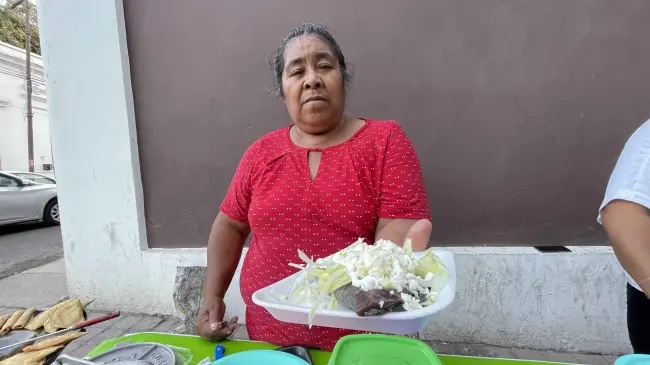 Estela Cuevas vende sus platillos oaxaqueños en el Paseo del Arte. Foto: Lino Ceballos.