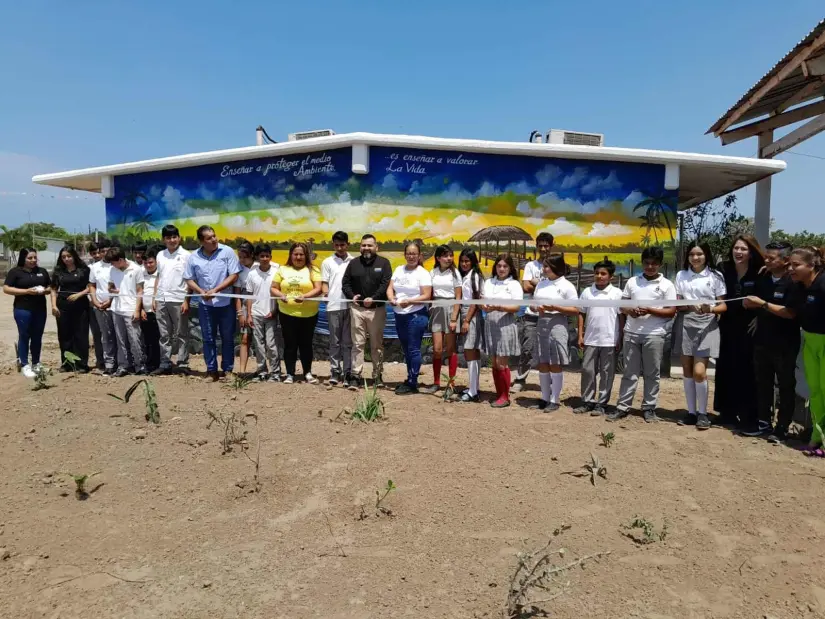 Estudiantes avanzan en cultura de paz y pintan mural comunitario