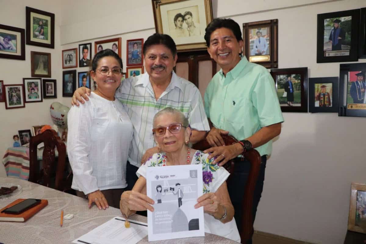 ¡Nunca es tarde! Mujer de 94 años cumple su sueño de terminar la primaria en Yucatán