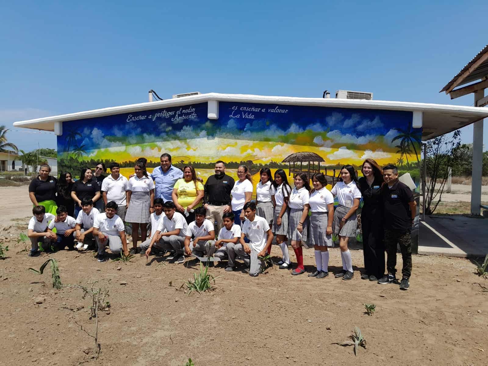 Personal de SUMA, estudiantes y maestros involucrados en pinta de mural