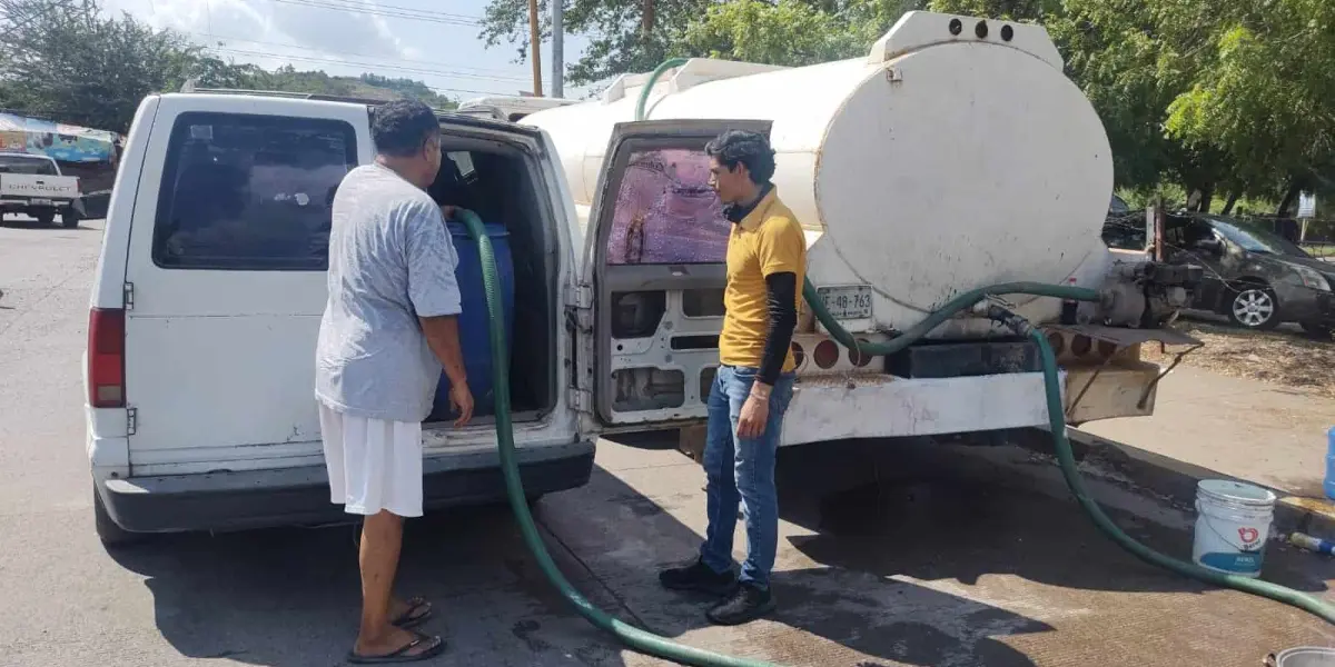 Gobierno de Mazatlán apoya con pipas de agua a las comunidades con escasez de agua potable.