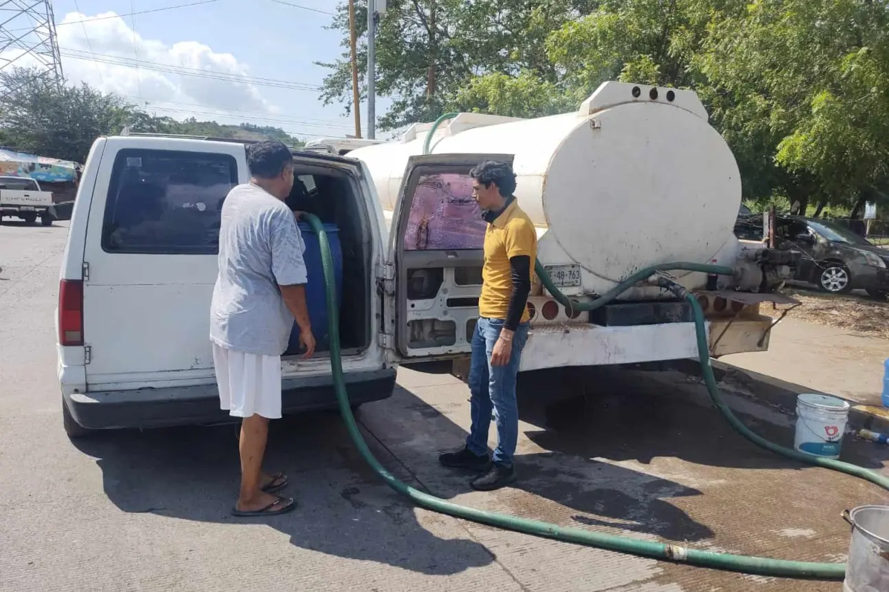 Gobierno de Mazatlán apoya con pipas de agua a las comunidades con escasez de agua potable.