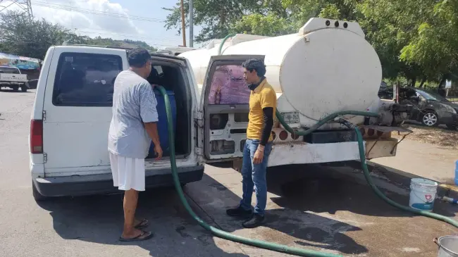 Gobierno de Mazatlán apoya con pipas de agua a las comunidades con escasez de agua potable.