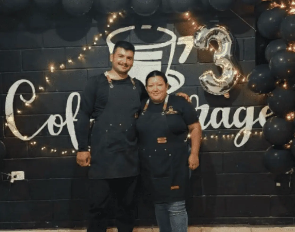  Estefany y Filiberto con la cafetería pionera de Villa Juárez