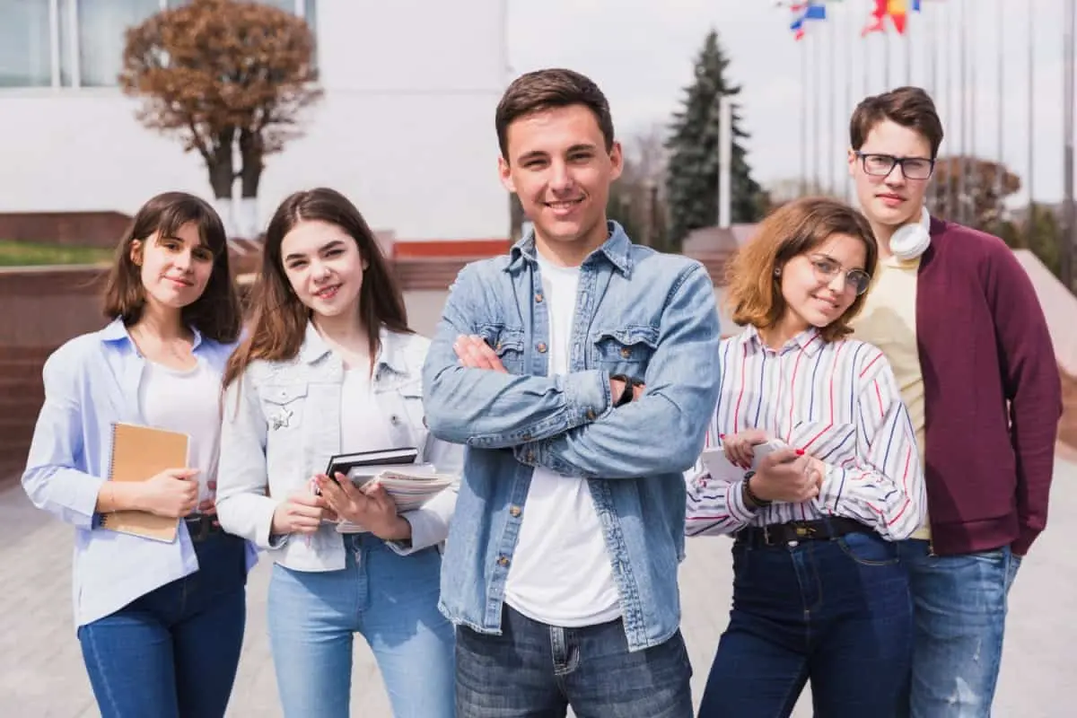 Esta es una de las becas que ofrece Banco Santander a estudiantes universitarios. Foto: Freepik