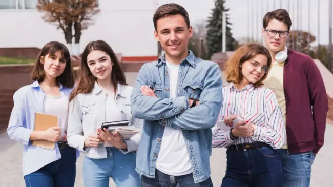 Esta es una de las becas que ofrece Banco Santander a estudiantes universitarios. Foto: Freepik