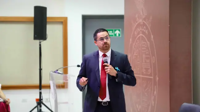 Dr. Cuitláhuac González, durante la charla para prevenir el cáncer de próstata.