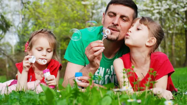 Consulta la lista de frases emotivas que puedes dedicar a tu pareja en el Día del Padre. Foto: Pixabay