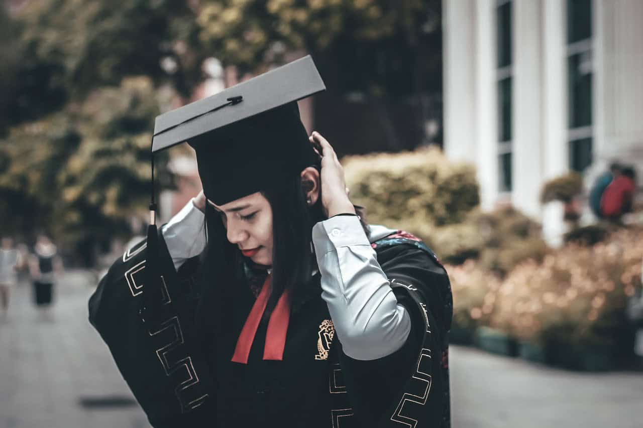 El discurso de graduación o palabras de despedida, 'puede ser corto por emotivo. Foio Freepik