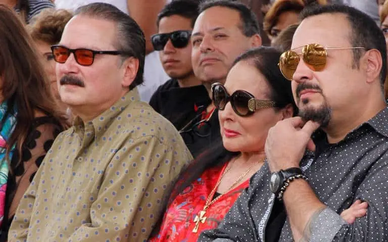 Flor Silvestre al lado de sus dos hijos que procreó con Antonio Aguilar 