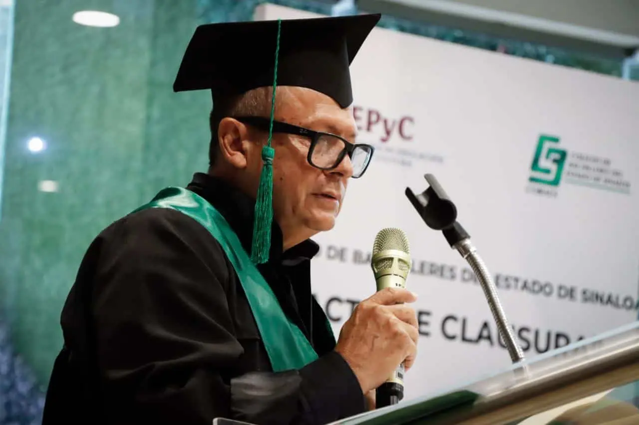 Culmina Julio Valenzuela su bachillerato en COBAES con el mejor promedio a sus 55 años.