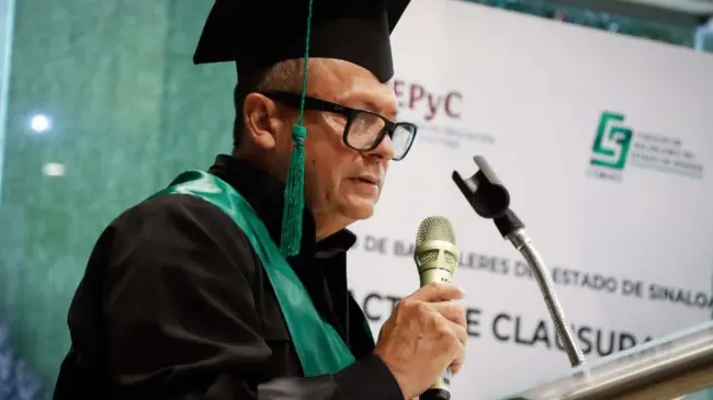 Culmina Julio Valenzuela su bachillerato en COBAES con el mejor promedio a sus 55 años.