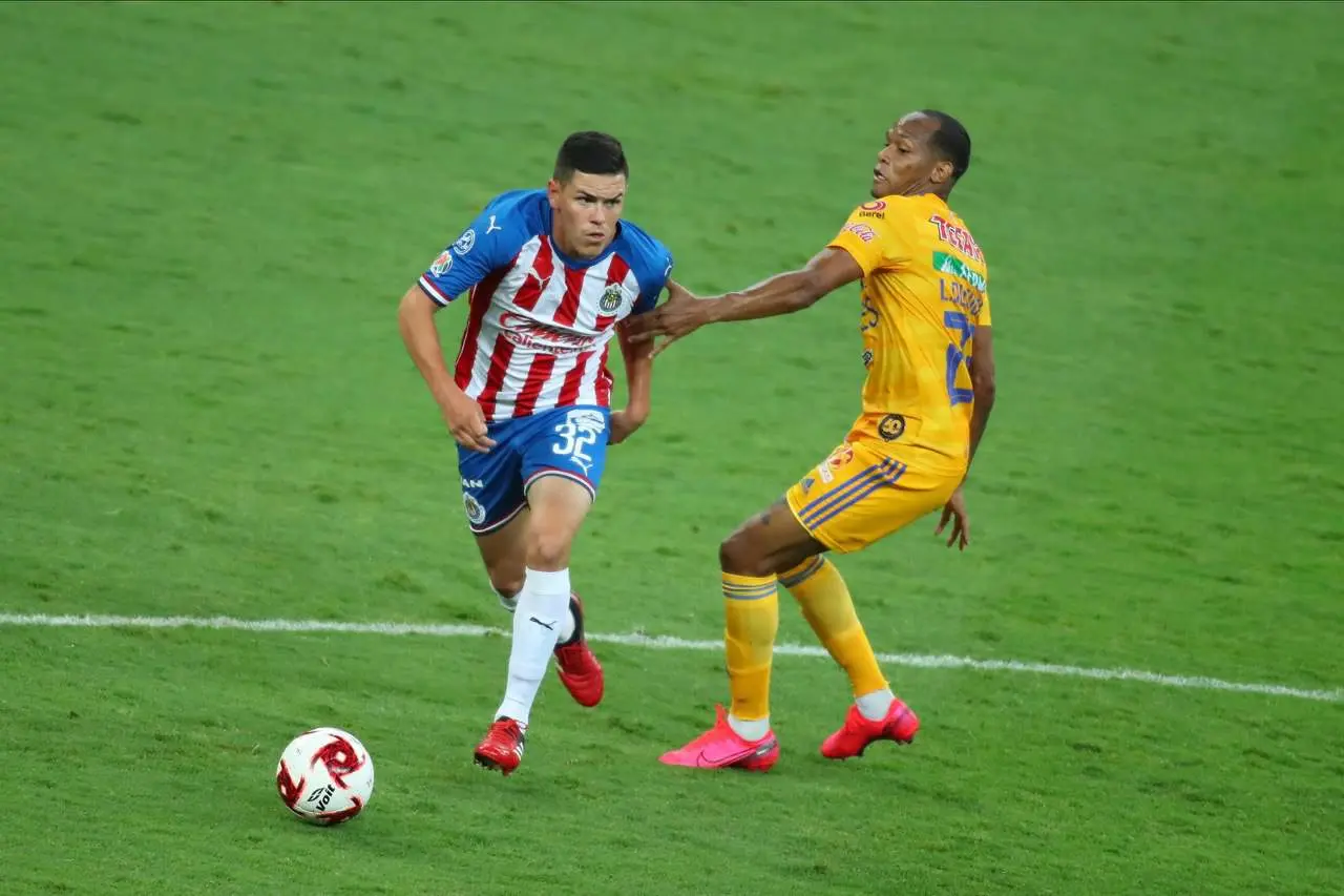 Eduardo Torres firmó por 3 años | Imagen: @Chivas