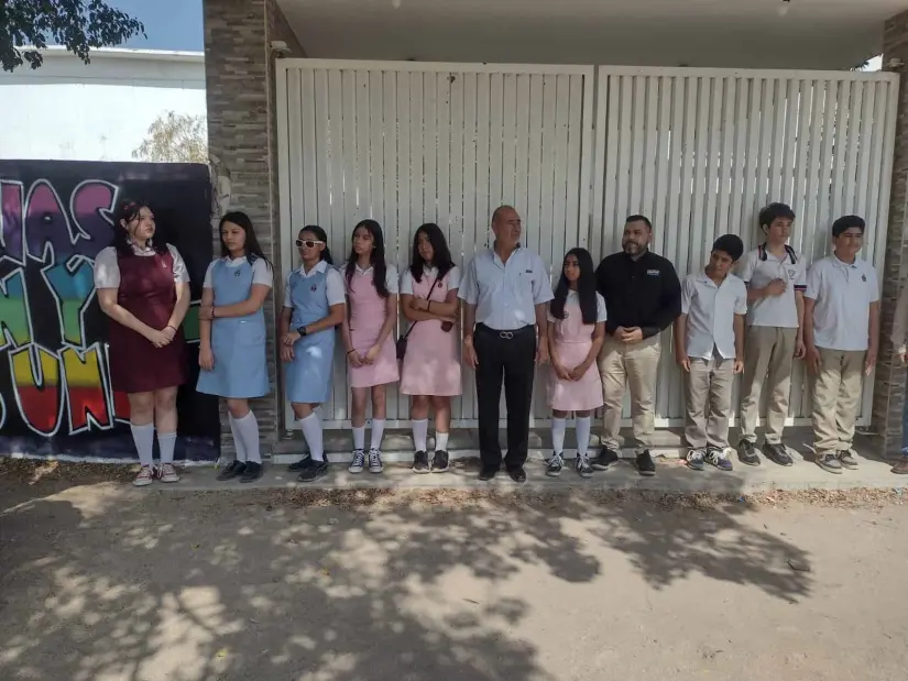 Estudiantes de la Federal No. 9 realizan un mural por la paz.